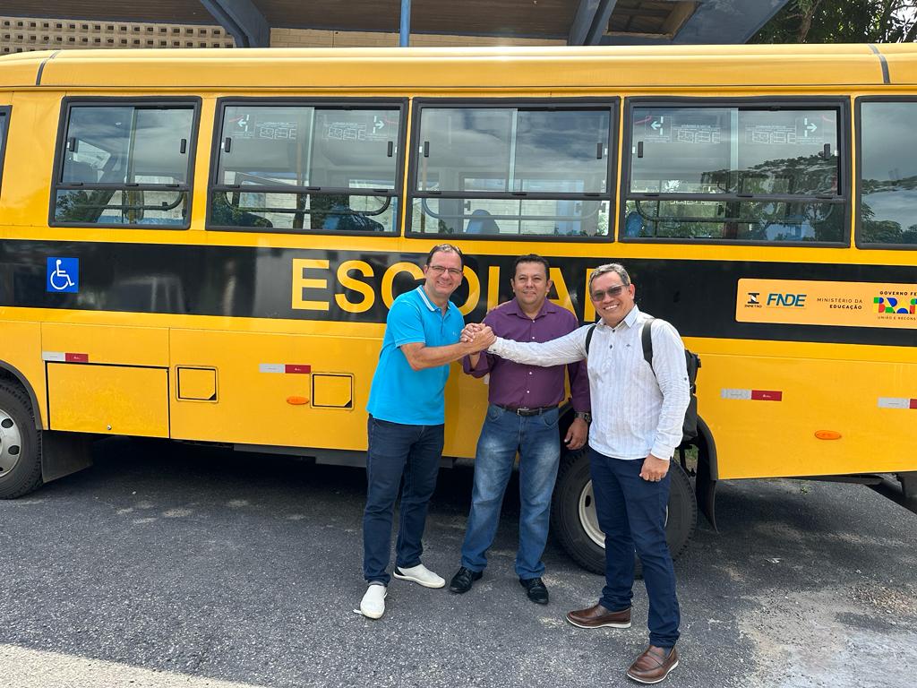 Prefeito de Portel Recebe Novo Ônibus Escolar para Melhorar a Educação na Cidade
